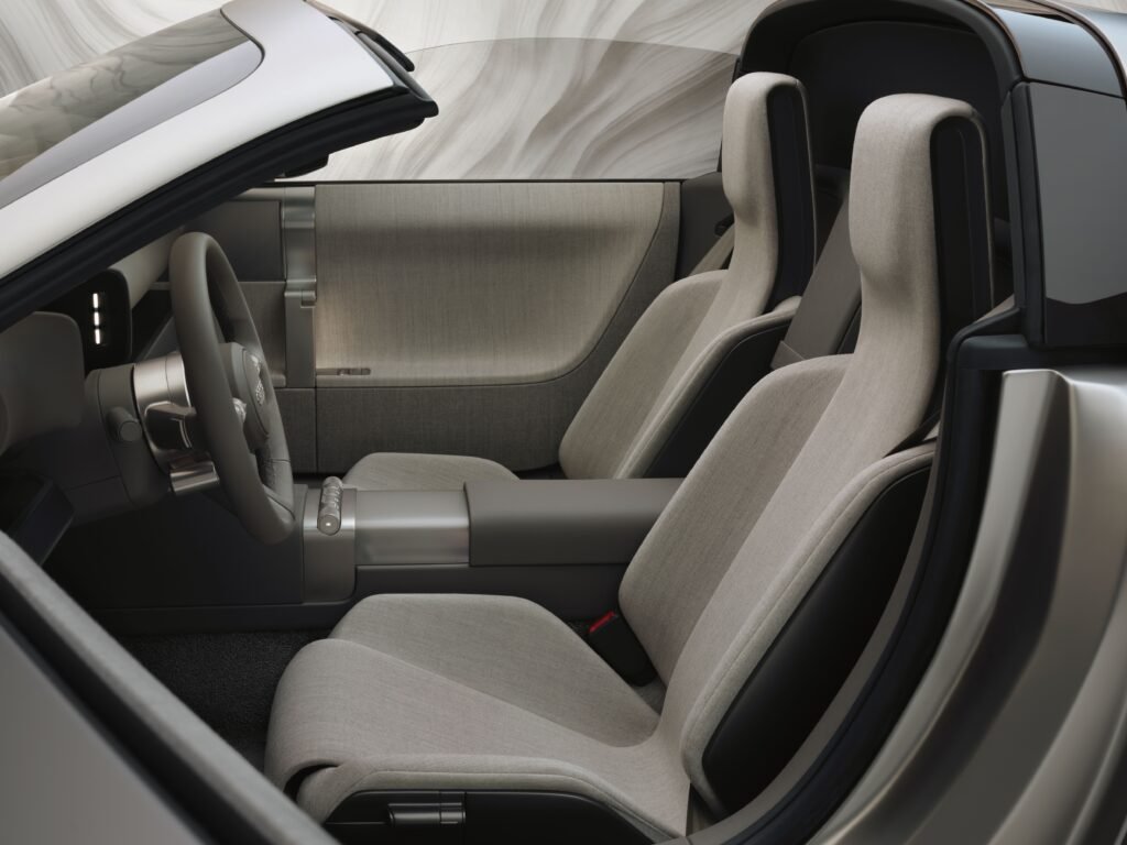 Static studio shot, interior, driver’s seat

