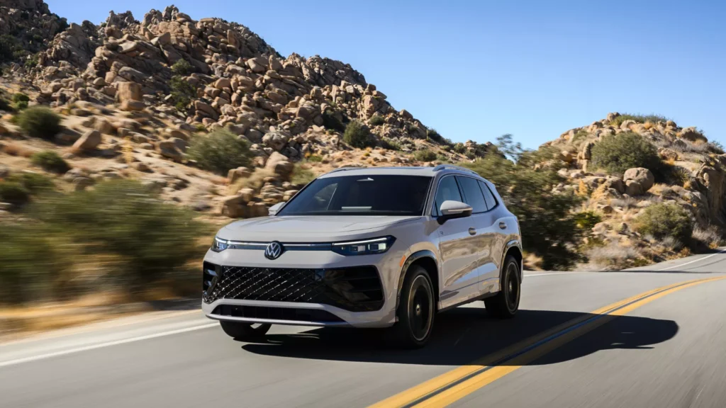 2025 Volkswagen Tiguan front