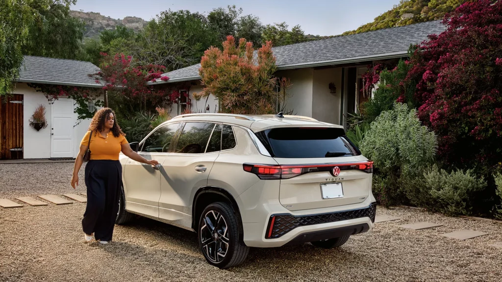 2025 Volkswagen Tiguan rear 